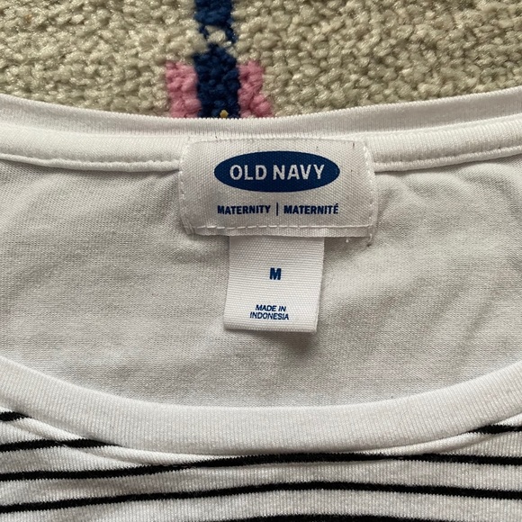 Old Navy Nursing top - Picture 2 of 2